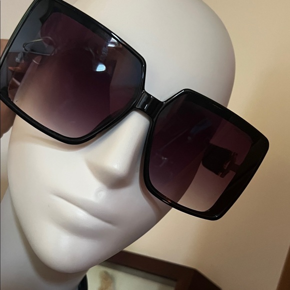 True Religion Black and Gold Square Sunglasses NWOT - Picture 1 of 7